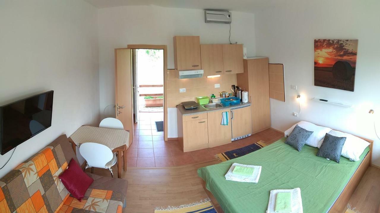 Apartmaji Suhorje Bagian luar foto