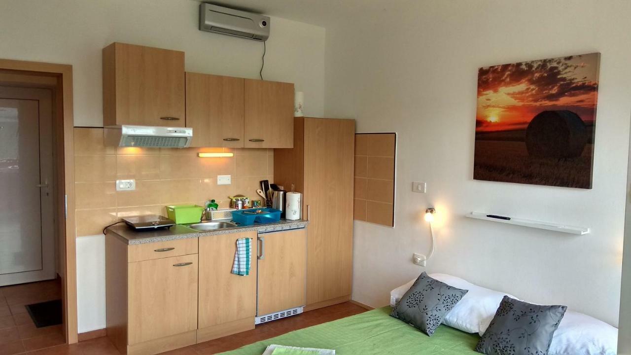 Apartmaji Suhorje Bagian luar foto